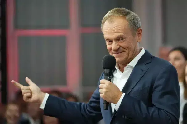 Donald Tusk va cere un vot de încredere Parlamentului Poloniei după înfrângerea candidatului coaliției la prezidențiale