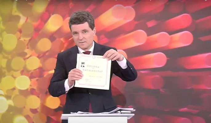 Nicușor Dan a venit cu diploma de bacalaureat, în original, la dezbatere. Ce note a luat la probe