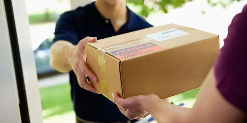 Retailerii greci cer UE acțiune rapidă împotriva valului de colete ieftine din China