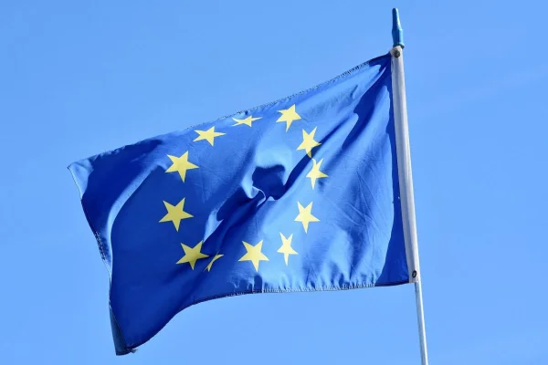 SĂPTĂMÂNA ONLINE | Eurobarometru: Majoritatea cetățenilor europeni vor ca UE să-și asume un rol mai important în fața riscurilor la adresa securității