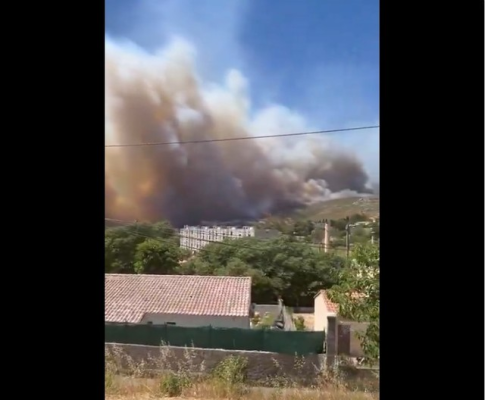 Un puternic incendiu de vegetaţie ameninţă Marsilia şi a determinat închiderea aeroportului. Unele legături feroviare sunt suspendate, iar locuitorilor li s-a spus să rămână în case şi să se ferească de fum - VIDEO