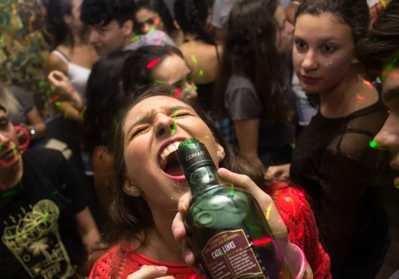 Cât de mult beau tinerii? Revoluția liniștită a alcoolului în Europa