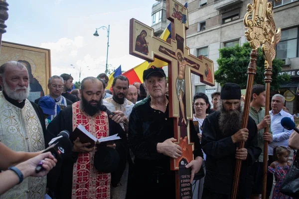 Patriarhul Daniel îi interzice lui Gigi Becali să mai cânte la strana Catedralei Patriarhale pentru că ”nu are competențe muzicale avizate” – DobrogeaLive