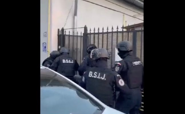 Percheziţii la persoane suspectate că au înşelat zeci de cumpărători postând pe platforme de profil anunţuri de vânzare a unor autoturisme, în numele unei firme de insolvenţă / Prejudiciul depăşeşte jumătate de milion de lei