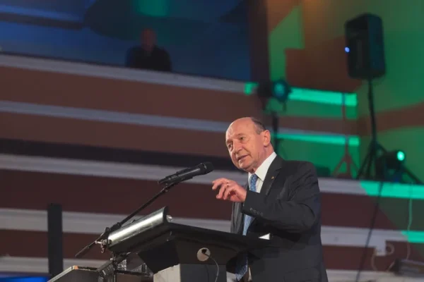 Traian Băsescu, încrezător că Nicușor Dan intră în turul 2. „Diaspora va da preşedintele”