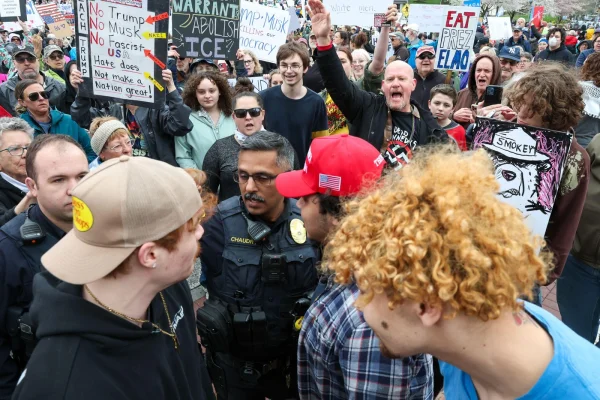 Proteste masive anti-TRUMP în SUA. Milioane de americani pe străzi: „Fondatorii noștri au scris o Constituție care nu începe cu «Noi, dictatorii»”