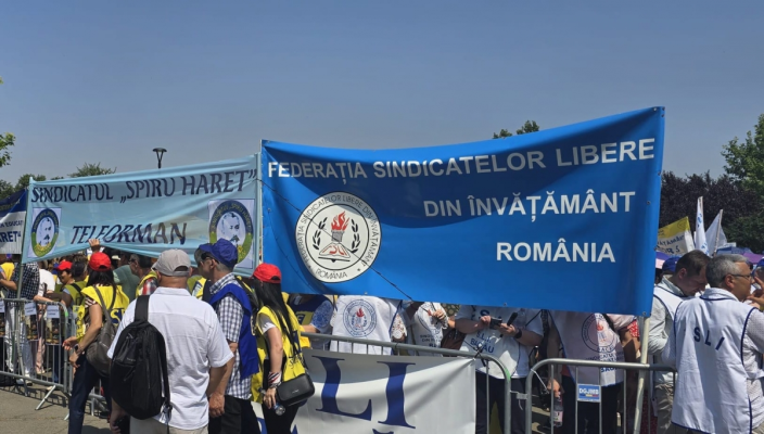 Sindicaliștii protestează la Palatul Parlamentului contra măsurilor lui Bolojan:  Sunt zeci de autocare din toată țara!