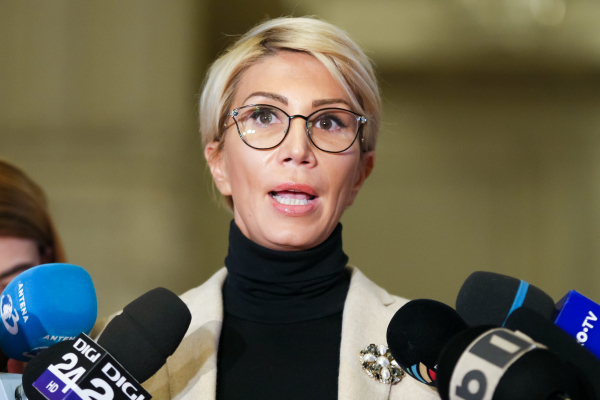 Daniel Zamfir, replică pentru Raluca Turcan: „Trebuie să ai mare tupeu după ce ai comis-o grav cu coiful dacic să îndrăznești să ai păreri”