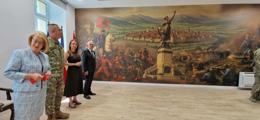 „Fresca” cu istoria Sibiului, realizată cu AI, inaugurată la Centrul NATO din municipiu, criticată de istorici. ”E rezultatul analfabetismului funcțional generalizat” / Graficianul Radu Olteanu: ”O lipsă gravă de respect pentru toți privitorii”