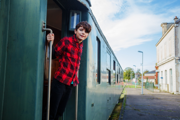 34.000 de volți și un selfie: când trenul devine sicriu. Povestea copiilor care se urcă pe tren și nu mai coboară