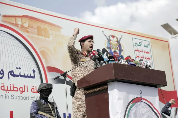 Rebelii houthi din Yemen revendică o dublă operațiune împotriva Israelului și a navelor americane