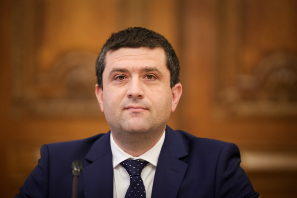 Radu Miruţă: Directorul Incertrans, pe care de o săptămână îl dau exemplu cu un salariu de 53.910 lei, tocmai mi-a comunicat că şi-a redus din proprie iniţiativă salariul la 14.000 lei / Un gest de bun-simţ