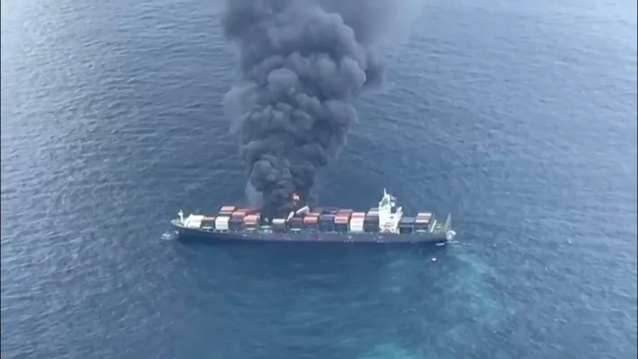 VIDEO. O navă portcontainer înregistrată în Singapore a luat foc în largul Indiei