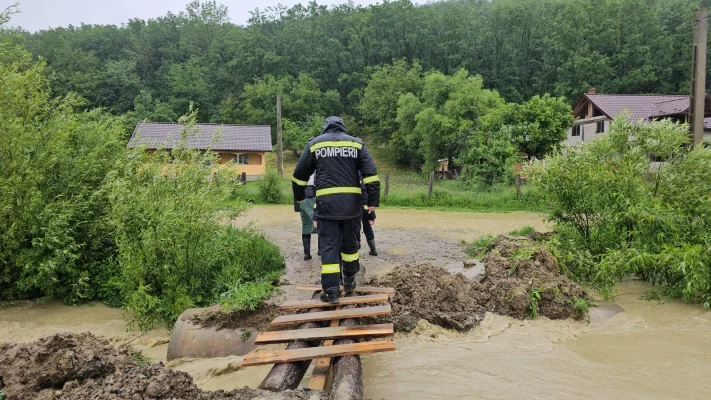 Mai multe gospodării din Hunedoara au fost inundate din cauza unei ploi puternice în Valea Jiului