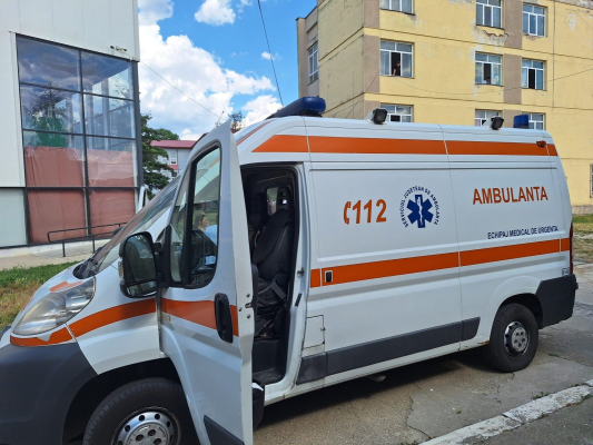 Un bărbat a furat ambulanța după ce a chemat-o la un botez. Urmărire prin două județe, finalizată cu „spike”-ul