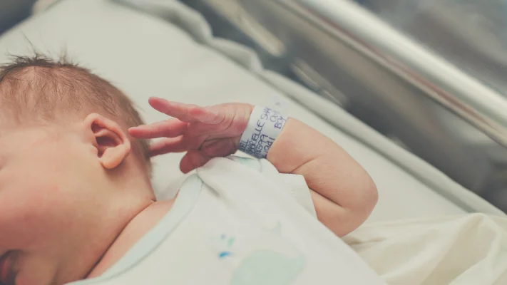 Surse: Bebelușul răpit de la Maternitatea din Bacău în 5 minute. Mama e acuzată că a vrut să vândă copilul cu 5.000 de lei