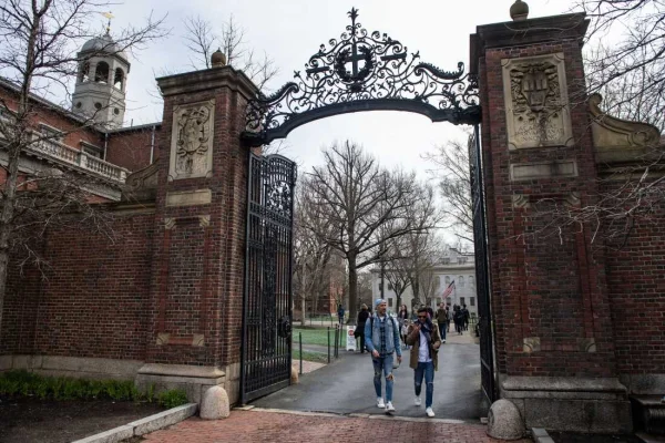Judecător american blochează încercarea administrației Trump de a limita accesul studenților internaționali la Harvard