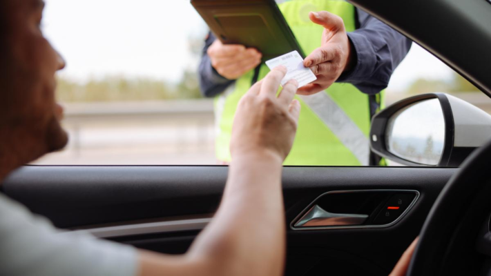 Cei care nu-și plătesc amenzile în 90 de zile vor avea permisul suspendat. Cseke Attila: „Nu se restituie până nu se plătește datoria”