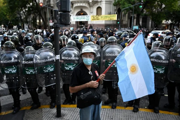 Argentina: Nivelul SĂRĂCIEI a scăzut în mandatul lui Javier Milei, dar mulți spun că traiul este mai greu. Inflația, în scădere de la 276% la 67%