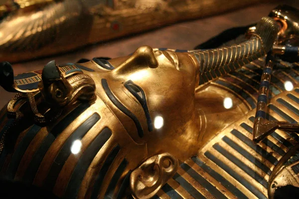 Masca din aur a lui Tutankhamon, transferată în Marele Muzeu Egiptean din Cairo