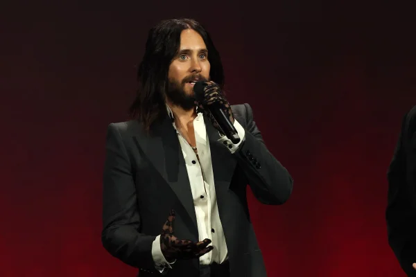 Nouă femei îl acuză pe actorul Jared Leto de comportament inadecvat