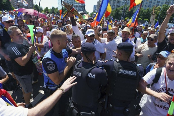 Protest anti-guvernamental cu sute de oameni, în Piața Victoriei. Un bărbat a venit cu o mașină plină cu saci de cartofi, altul find prins cu un cuțit. Patru jandarmi, agresați