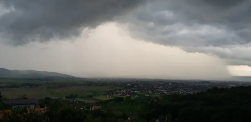 Cod roşu de furtună în localităţi din judeţul Tulcea / A fost emis mesaj RO-alert