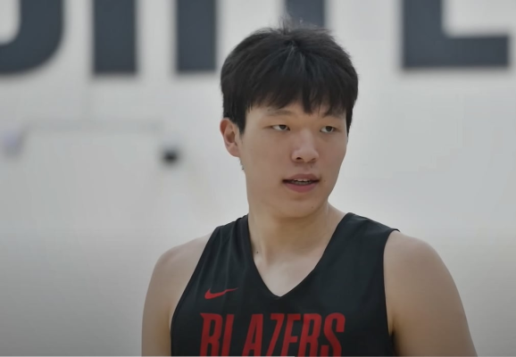 VIDEO NBA are un nou fenomen asiatic: Cine este chinezul de 20 de ani și 2,18 metri care a ajuns la Portland Trail Blazers