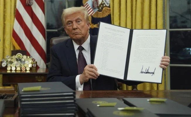 Schimbările făcute de Trump la Casa Albă: Aur în Biroul Oval şi asfalt în Grădina Trandafirilor a lui Jackie Kennedy
