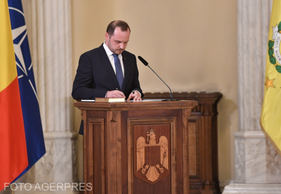 Reguli noi pentru medici.  Ministrul anunță că rezidenții care lucrează la privat nu vor mai fi plătiți de stat