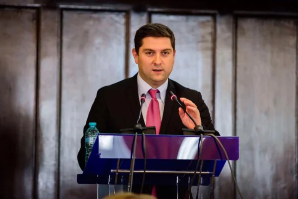 Se reaprinde scandalul PSD-PNL la Iaşi – Liderul social-democraţilor ieşeni a prezentat lista proiectelor ratate de şeful liberal al Consiliului Judeţean, Costel Alexe, după venirea acestuia în funcţie