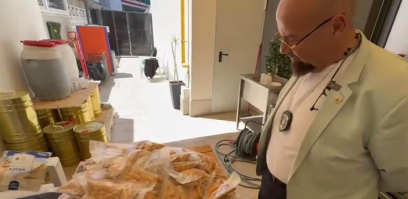 Controale ANPC în restaurantele din Mamaia. Inspectorii au găsit produse ținute în soare, marfă ținută în frigidere neomologate și diferențe de gramaj la meniuri