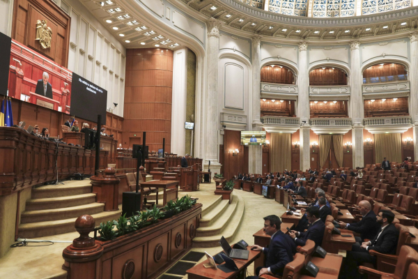 Guvernul Bolojan se confruntă azi cu prima moțiune de cenzură. Ce șanse are să treacă
