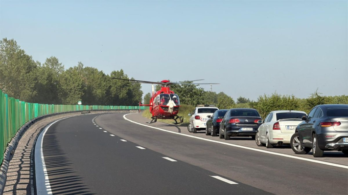 Autocar răsturnat pe autostrada A2, în județul Călărași. Un adult a decedat, şapte copii sunt răniţi, unul fiind intubat