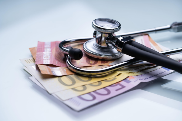 Salariile medicilor, costul medicamentelor și transferurile pacienților, vizate de măsurile Guvernului privind risipa din Sănătate. Sindicaliștii spun că e nevoie de investiții și digitalizare