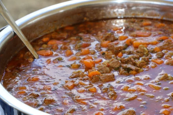 O firmă de catering din Piatra-Neamţ a fost închisă temporar şi amendată de Protecția Consumatorilor după mai multe cazuri de toxiinfecție alimentară, la o grădiniță și o școală din oraș