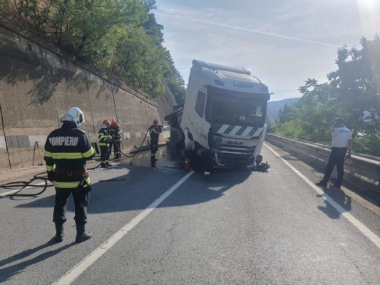 Mehedinţi: Trafic blocat pe DN 6, la ieşire din Orşova, din cauza unui autotren răsturnat pe şosea după ce a lovit un parapet/ Combustibilul din autovehicul se scurge în Dunăre/ Au fost anunţate Garda de Mediu şi Apele Române