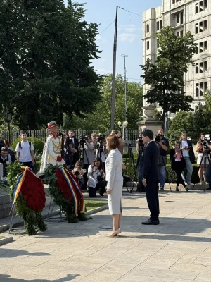 Nicușor Dan și Maia Sandu au depus coroane de flori la ‘Monumentul lui Ștefan cel Mare și Sfânt’ din Chișinău/ S-a cerut Unirea celor două state