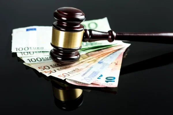 Persoanele condamnate definitiv pentru fapte de corupţie ar putea să nu mai beneficieze de pensii speciale. Proiect de lege
