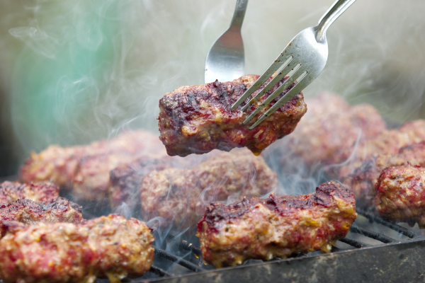 Mici cu Salmonella şi peşti cu larve de Anisakis, descoperiţi de inspectorii sanitar-veterinari în Buzău / Amenzi în valoare de peste 33 de mii de lei