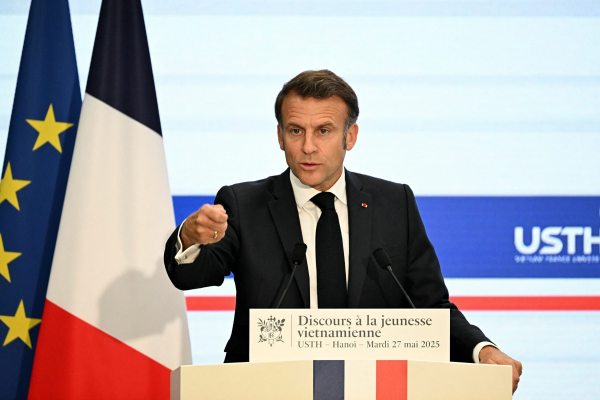 Macron cere Europei să investească mai mult în industria spațială