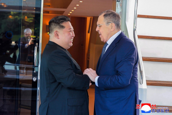 Dictatorul Kim Jong Un îl asigură pe șeful diplomației ruse de sprijinul „necondiţionat” în războiul împotriva Ucrainei