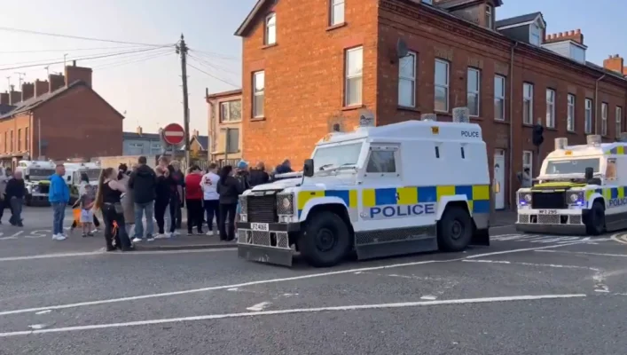 Irlanda de Nord: A doua seară de violenţe după o tentativă de viol comisă de doi adolescenţi români