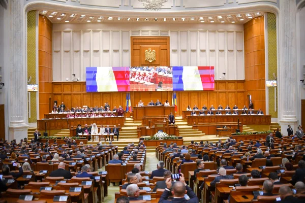 Sindicliștii din Parlament îi cer lui Nicușor Dan să nu înghețe angajările și să păstreze SPORURILE pentru condiții vătămătoare