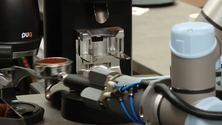 Robotul barista care pregătește o cafea în două minute. Cu ce desert poate fi îndulcită experiența