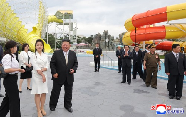 Kim Jong Un a inaugurat o stațiune pe litoral. Împreună cu fiica și soția sa, el s-a relaxat privind la turiștii care se dădeau pe tobogane