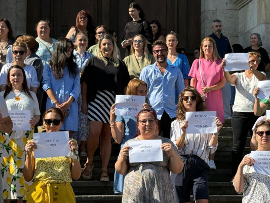 UPDATE VIDEO Grefierii sindicaliști au ajuns la Ministerul Justiției / Aproape 100 de grefieri au protestat marți dimineață pe treptele Curții de Apel București / Spun că sunt ”umiliți” și ”jefuiți” după limitarea sporului pentru condiții de muncă grea și vătămătoare