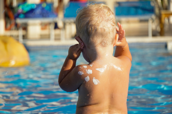 Otita de piscină la copii: cum o recunoști, cum o tratezi și cum faci să o eviți