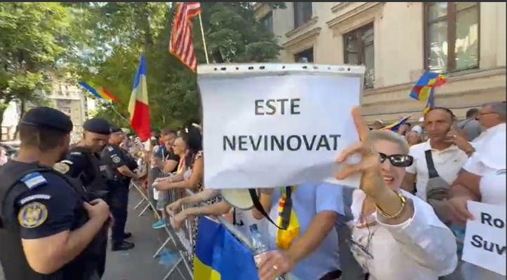 UPDATE Adulatorii lui Georgescu, gramada in fata Judecatoriei Sectorului 1: „Calin patriot!”/ Declaratiile lui Georgescu – VIDEO