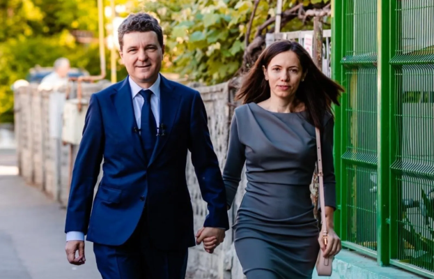 Nicușor Dan, alături de fiica sa la serbarea de sfârșit de an școlar. Ce au declarat președintele și partenera sa, Mirabela Grădinaru
